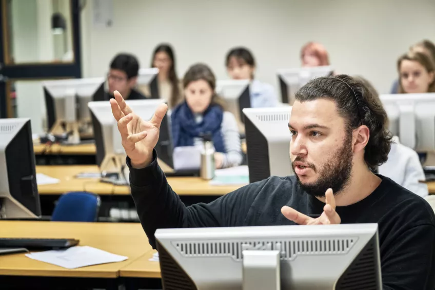 Students doing computer exercises. Photo.